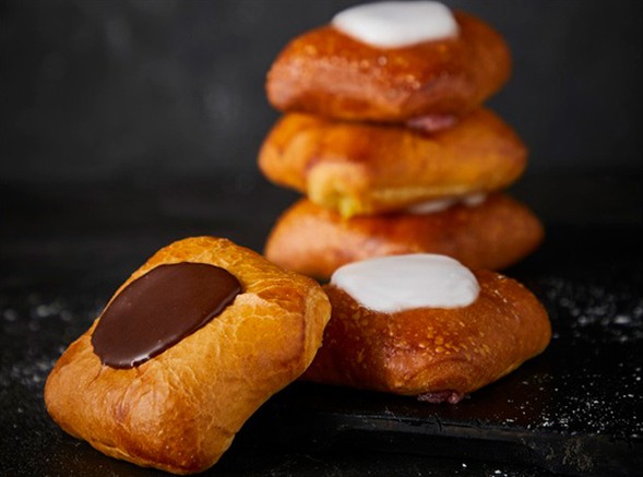 Gammeldags fastelavnsbolle med hindbær