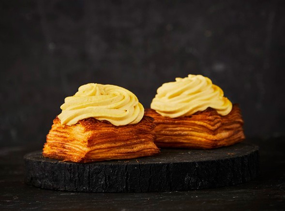 Signatur fastelavnsbolle med passionsfrugtmousse